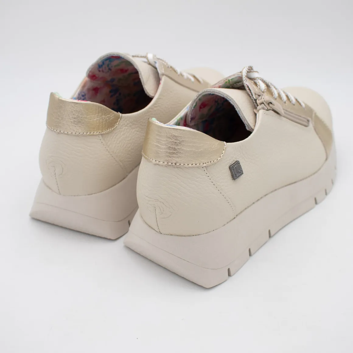 jose_saenz_womens_classic_4-1.webp Jose Saenz Women’s Classic Runner – Beige & Gold with Side Zipper