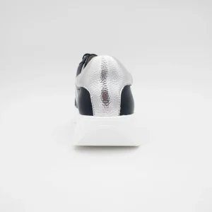 Redz Navy Runner – Stylish Comfort with Silver Accents