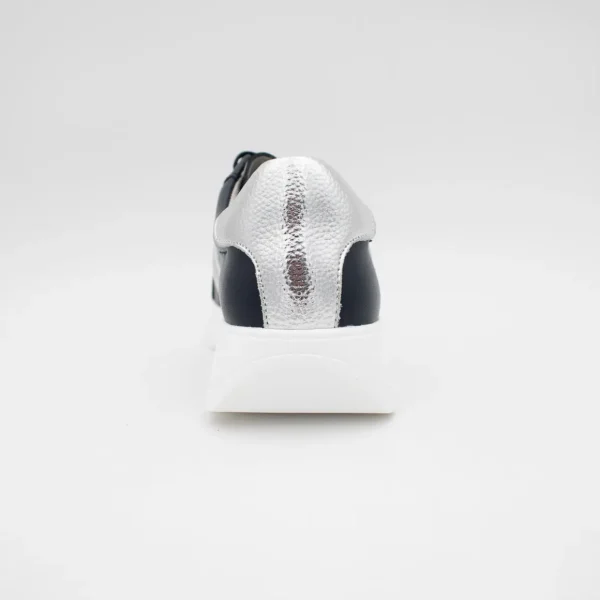 Redz Navy Runner – Stylish Comfort with Silver Accents