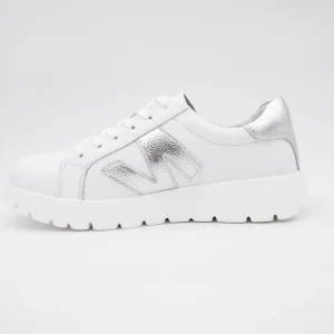 Redz White Runner – Stylish Comfort with Silver Accents