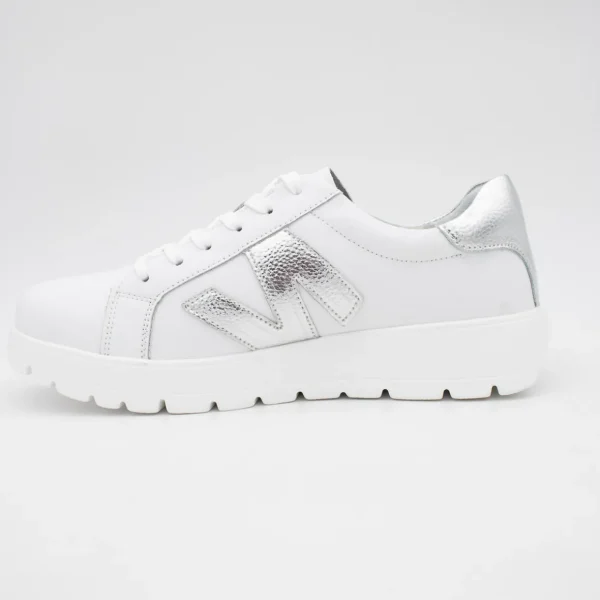 Redz White Runner – Stylish Comfort with Silver Accents